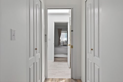 Deer Lake Suite Rooms 201 + 203 in Burnaby Metrotown area near Skytrain and shop