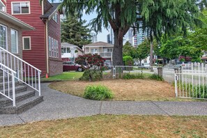 Property grounds - Deer Lake Suite Rooms 201 + 203 in Burnaby Metrotown area near Skytrain and shop (Burnaby)