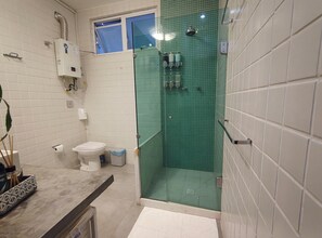 Bathroom - Room in Copacabana I, 250m from the beach - shared house (Rio de Janeiro)