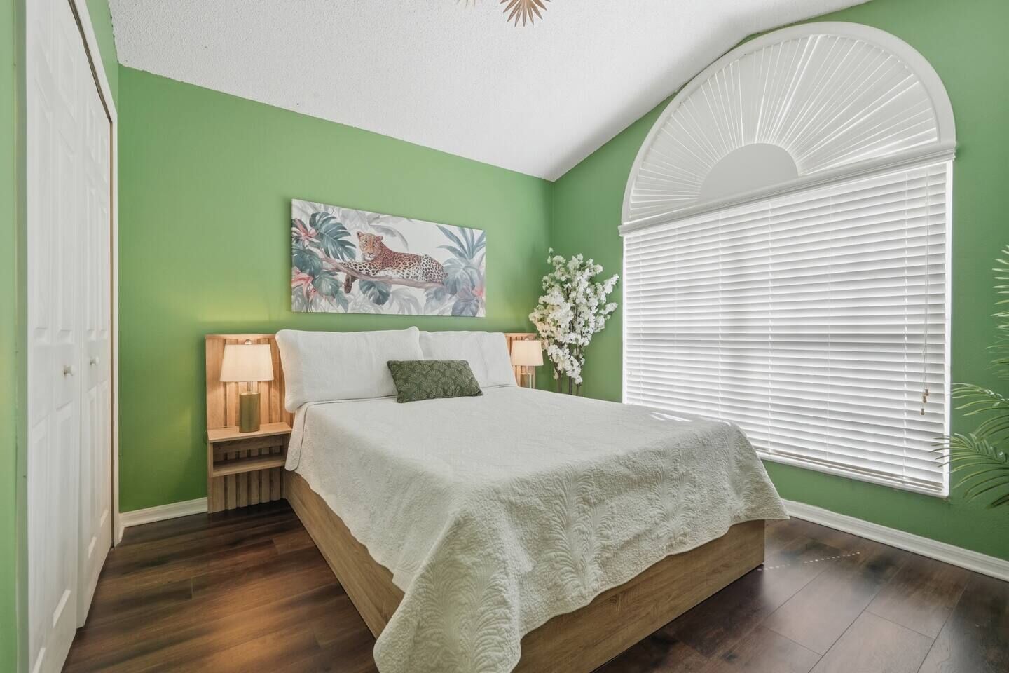 5 bedrooms, in-room safe, desk, iron/ironing board