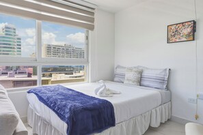1 quarto, ferros/tábuas de passar roupa, berço de viagem