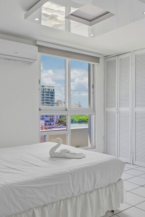 1 habitación, tabla de planchar con plancha y cuna de viaje 
