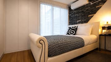 6 bedrooms, iron/ironing board, WiFi, bed sheets