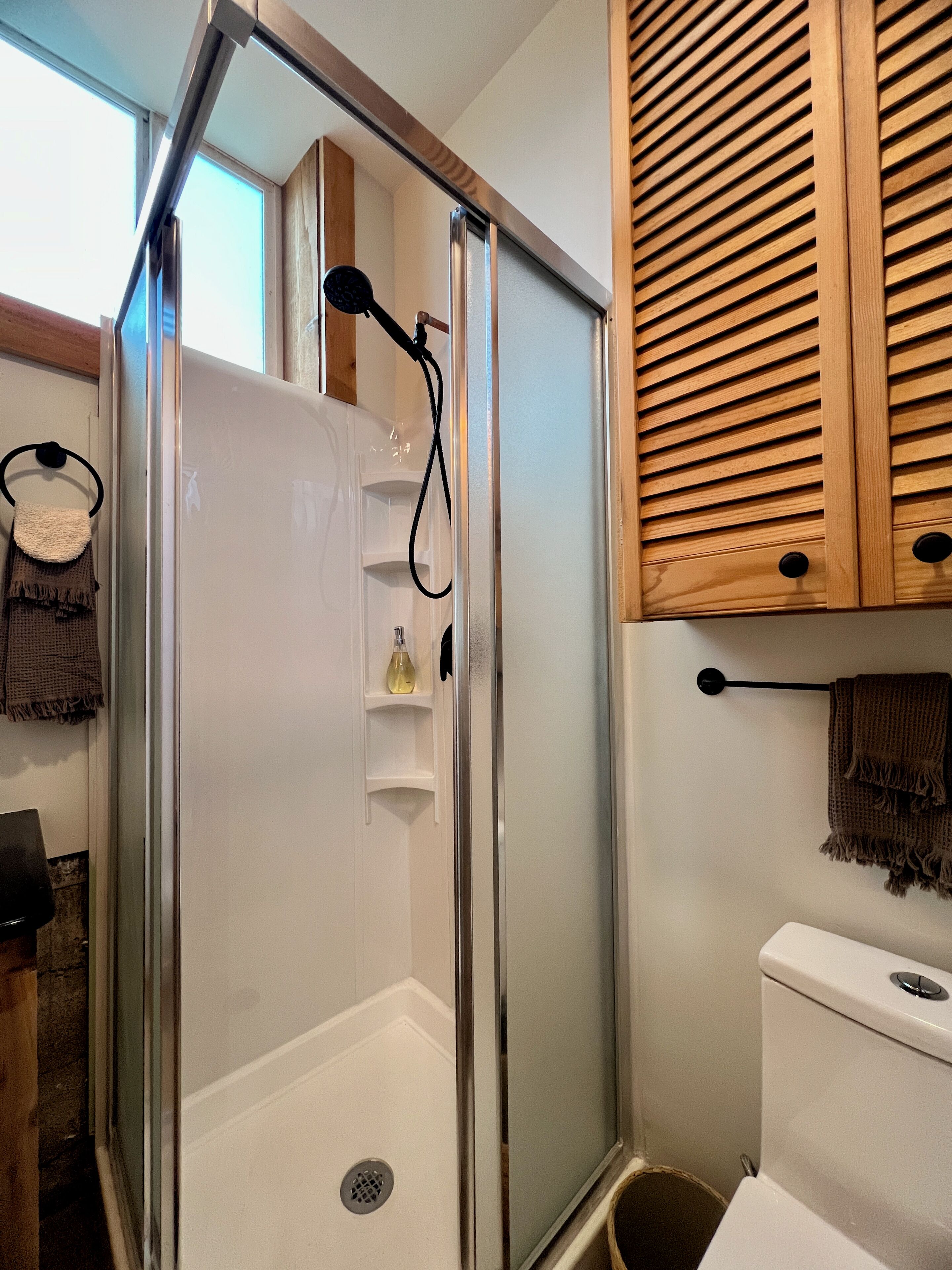 Een douche, een haardroger, handdoeken, zeep