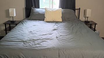 4 bedrooms, desk, free WiFi, bed sheets