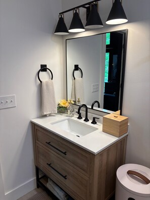 Bathroom - Charming studio in the forest, fully equipped, 2.4 miles from Hiwassee River. (Decatur)
