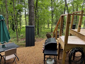 Outdoor dining - Charming studio in the forest, fully equipped, 2.4 miles from Hiwassee River. (Decatur)