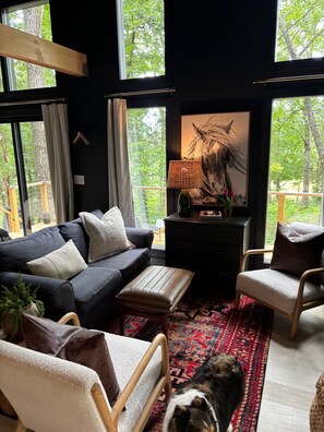 Living area - Charming studio in the forest, fully equipped, 2.4 miles from Hiwassee River. (Decatur)