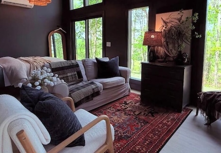 内装. Charming studio in the forest, fully equipped, 2.4 miles from Hiwassee River.