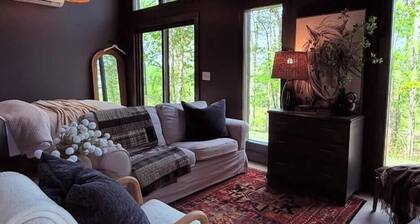 Charming studio in the forest, fully equipped, 2.4 miles from Hiwassee River.