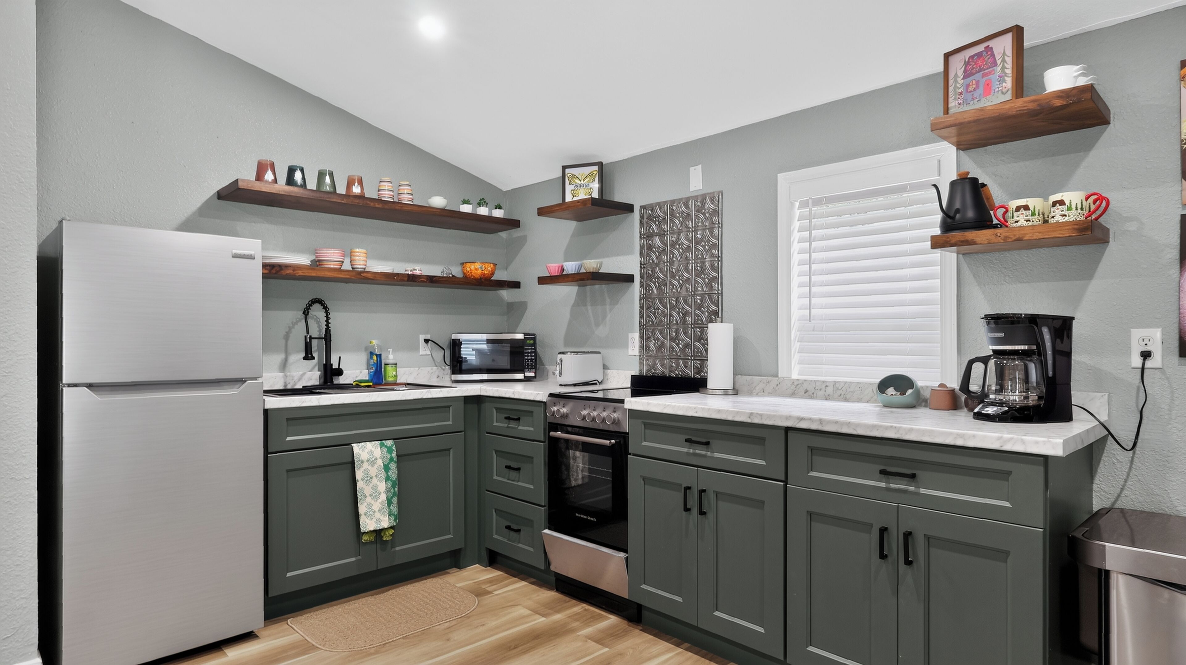 Coffee/tea maker, fridge, microwave, oven