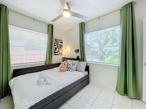 Iron/ironing board, WiFi, bed sheets - Chic Boho Paradise: Las Olas (Oakland Park)