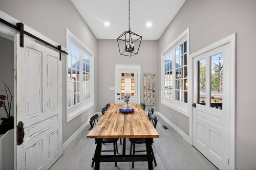 Stunning 1890s Victorian · 7BR/4BA · Sleeps 14