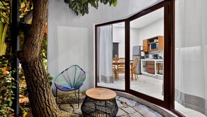 A modern kitchen with wooden cabinets, a microwave, and a blender. - Hidden Garden Oasis - Ground Floor + Pool (Lo de Marcos)