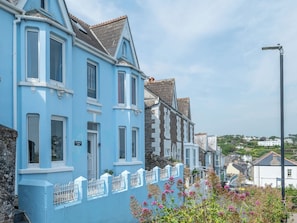 A row of blue houses with white railings and a street lamp. - Smugglers View by Interhome (Mevagissey)