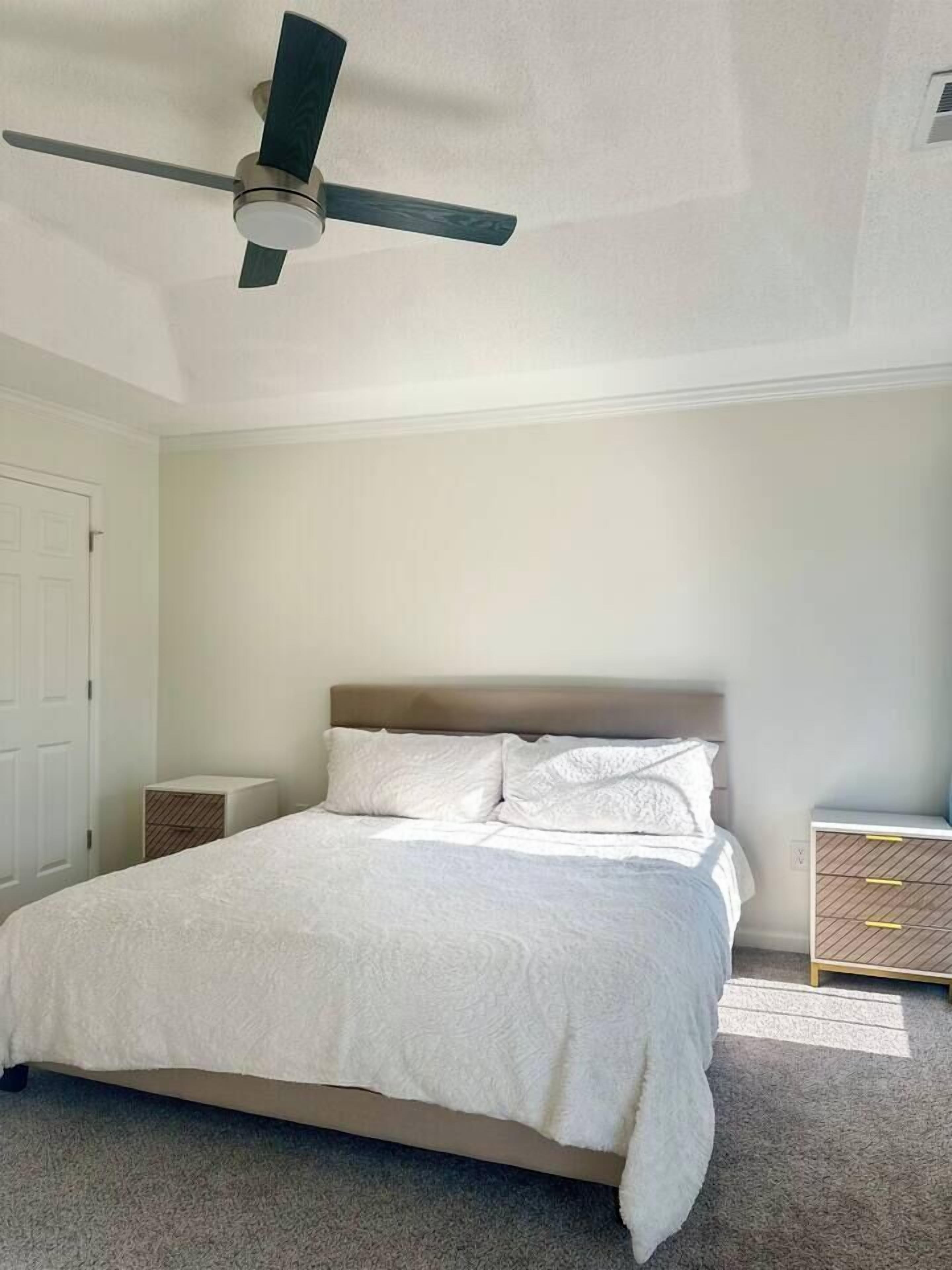 Desk, iron/ironing board, WiFi, bed sheets