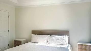 Desk, iron/ironing board, WiFi, bed sheets