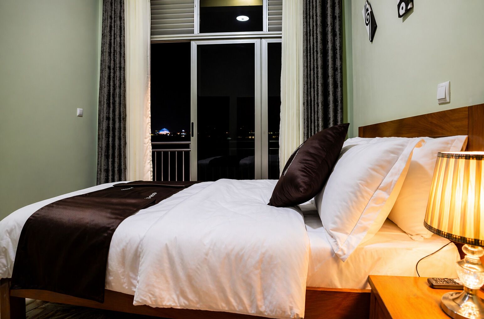 Kamar Double Comfort, pemandangan kota | Brankas, meja kerja, kedap suara, dan setrika/meja setrika