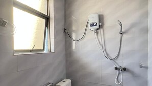 A bathroom with a toilet, a shower, and a bathtub. - KIGALI GOLDEN VILLA RESORTS WITH POOL (Kigali)
