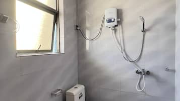 Habitación Confort doble, vistas a la ciudad | Baño | Artículos de higiene personal gratuitos, zapatillas, toallas y jabón