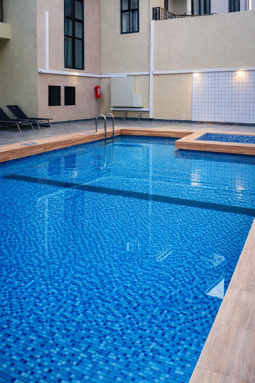 Habitación Confort doble, vistas a la ciudad | Piscina | Una piscina cubierta, una piscina al aire libre