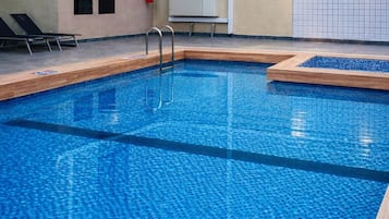 Habitación Confort doble, vistas a la ciudad | Piscina | Una piscina cubierta, una piscina al aire libre