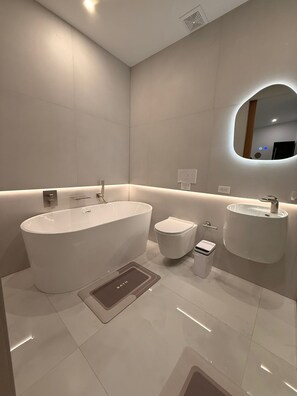 Shower, towels, soap, toilet paper - St. Antonella Village 2: Private Pool & Luxury Retreat (Río Grande)