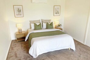 Room - Cedar & Mist — Sauna, Hot Tub & Mt Buller Views (Mansfield)