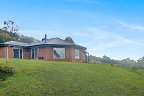 Exterior - Cedar & Mist — Sauna, Hot Tub & Mt Buller Views (Mansfield)