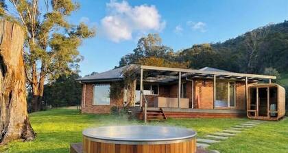 Cedar & Mist — Sauna, Hot Tub & Mt Buller Views