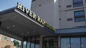 Un bâtiment sur lequel on peut lire l’inscription : « RIVER RAPIDS INN ».