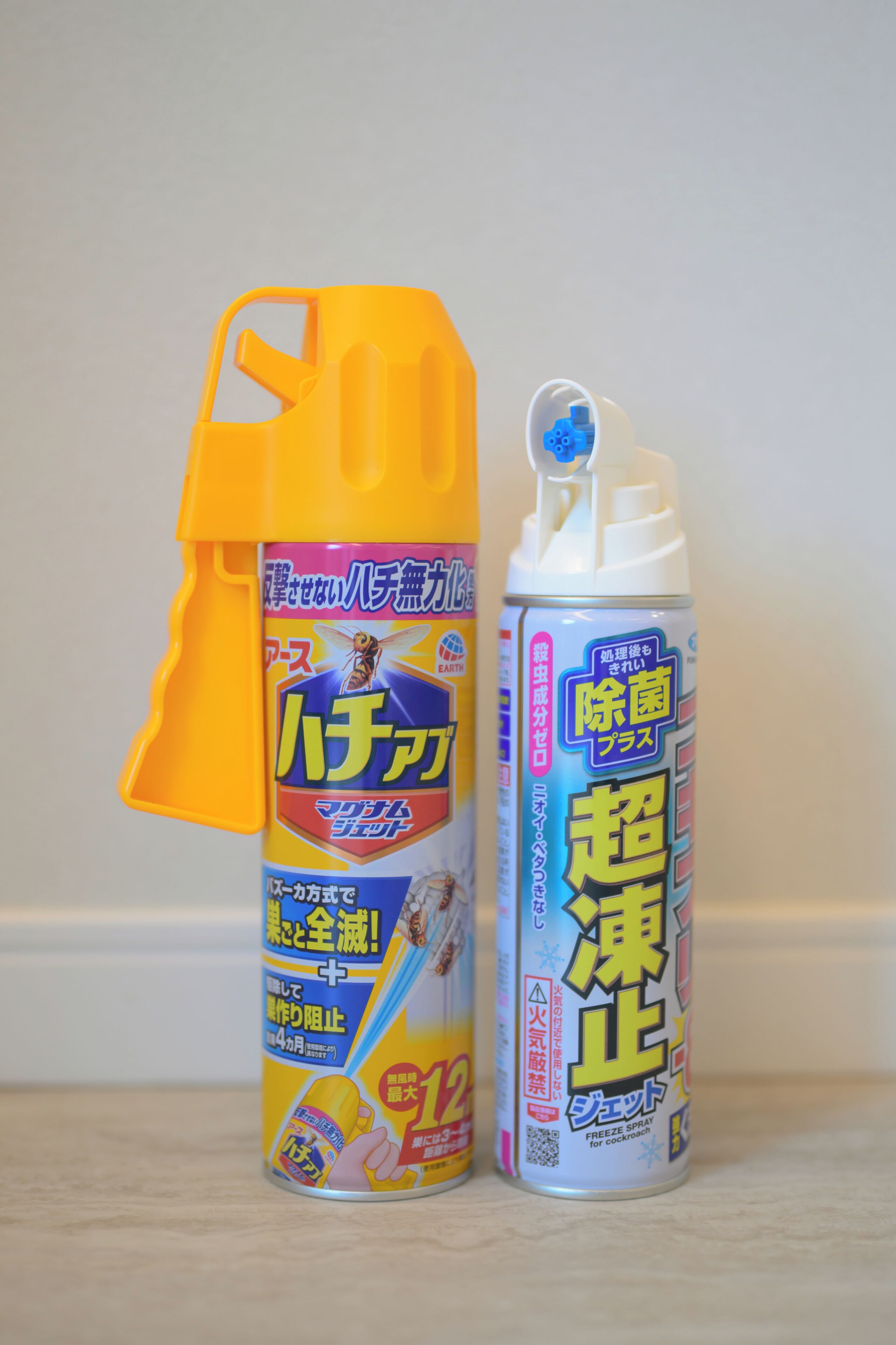 Due lattine di prodotti spray con etichette in giapponese.