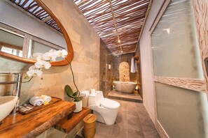 Deluxe Double Room, Pool View | Bathroom | Separate bathtub and shower, free toiletries, hair dryer, towels - Lavanaa Nila - Luxury Resort (Klungkung)