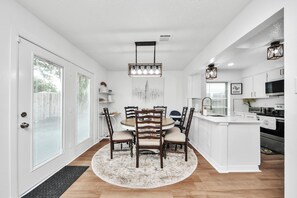 Dining - Cozy 3-bedroom house 40 Minutes From FIFA World Cup (Katy)