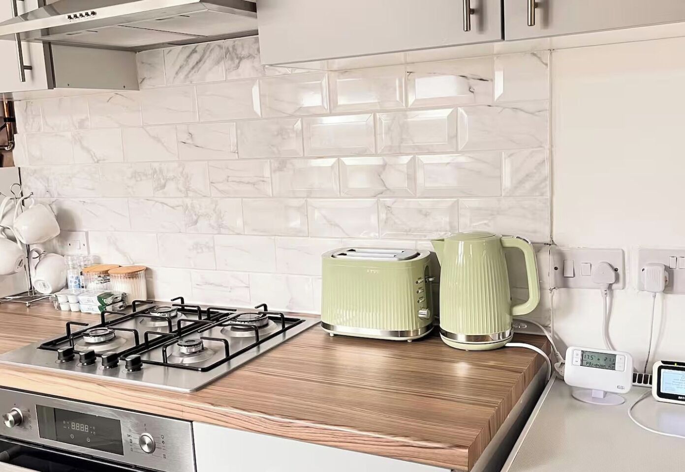 Geladeira, micro-ondas, fogão, cooktop