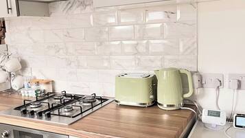 Geladeira, micro-ondas, fogão, cooktop