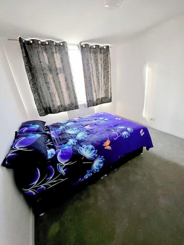 Room - House Sleeps 7 with Garden and Parking (Erith)