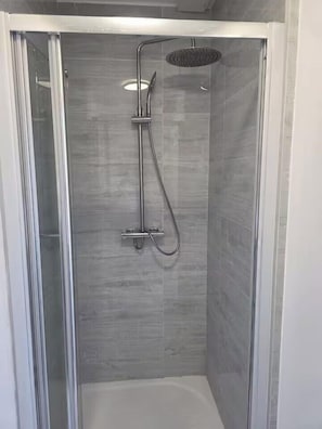 Bathroom - House Sleeps 7 with Garden and Parking (Erith)