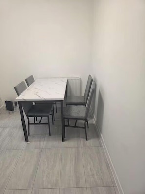 Dining - House Sleeps 7 with Garden and Parking (Erith)
