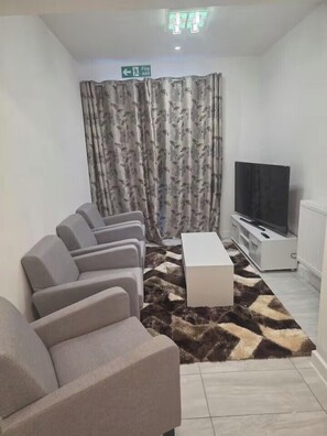 Living area - House Sleeps 7 with Garden and Parking (Erith)