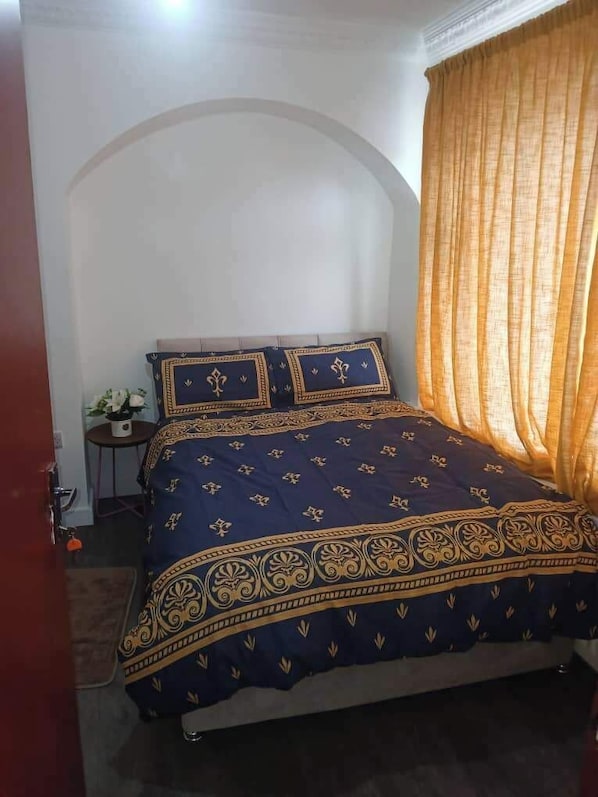 Room - House Sleeps 6 with Parking (Sheffield)