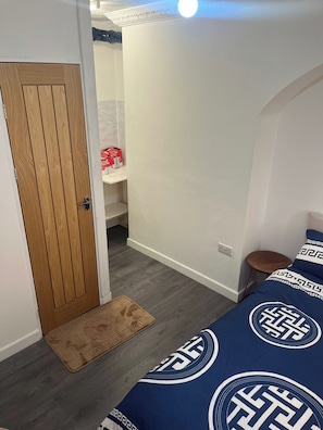 Room - House Sleeps 6 with Parking (Sheffield)