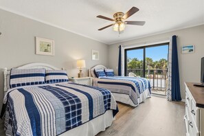 Free WiFi, bed sheets - Walk to Beach, Two Pools, King Suite — Sleeps 6 (St. Augustine)