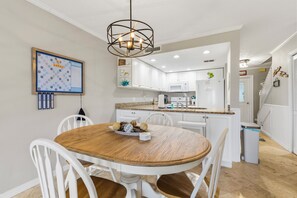 Dining - Walk to Beach, Two Pools, King Suite — Sleeps 6 (St. Augustine)