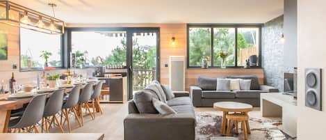 TV, fireplace