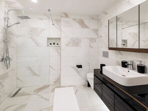 A modern bathroom with a shower, toilet, and vanity. - House Sleeps 7 with Air Conditioning (Beyoglu)