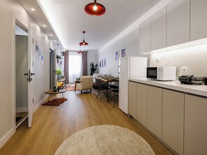 Eine moderne Küche mit Mikrowelle, Kaffeemaschine und Toaster.