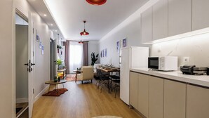 Eine moderne Küche mit Mikrowelle, Kaffeemaschine und Toaster.