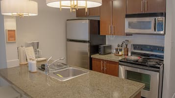 Coffee/tea maker, fridge, microwave, oven