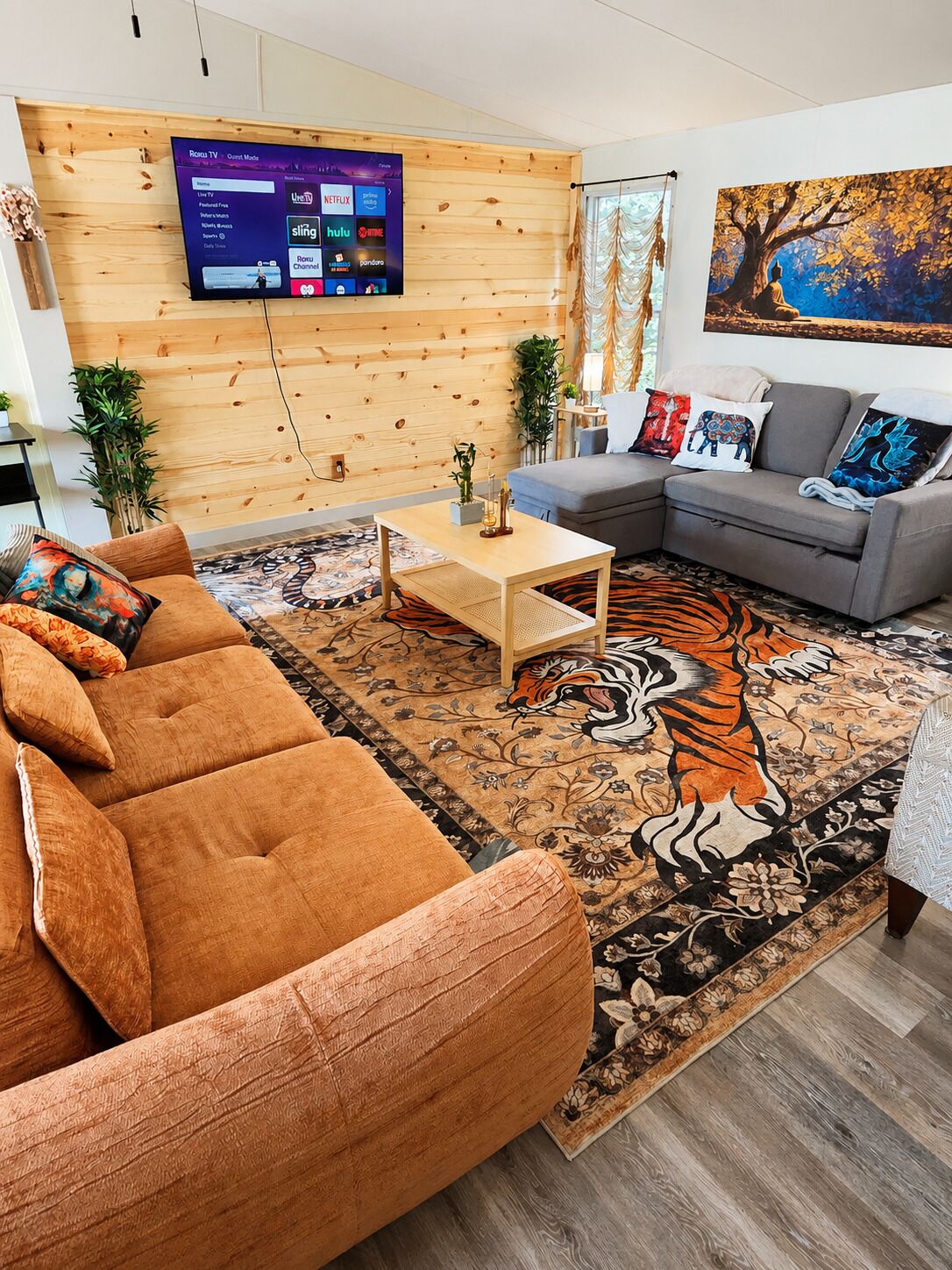 Smart-TV, Bücher, Musikbibliothek, Stereoanlage